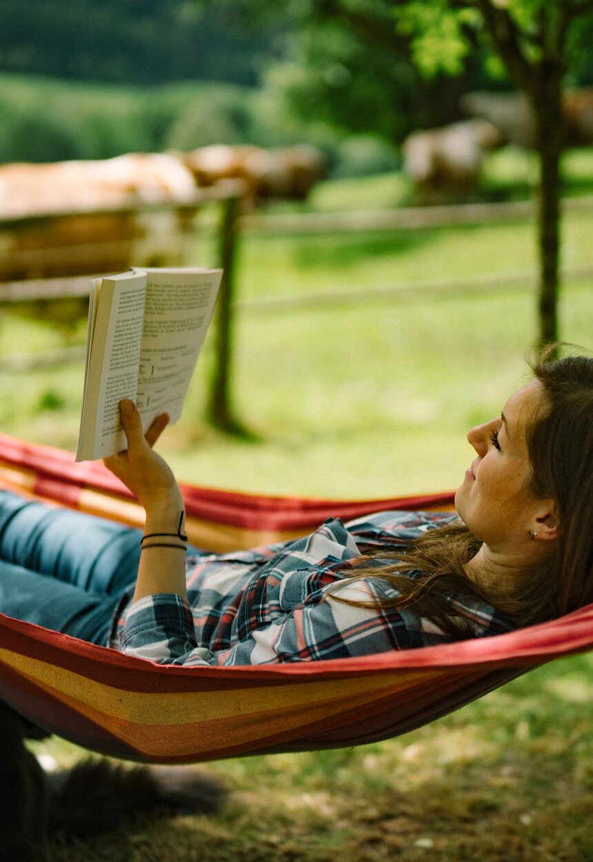 Frau liest Buch in Hängematte | © Urlaub am Bauernhof / Daniel Gollner 