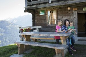 Familie auf idyllischer Almhütte | © Urlaub am Bauernhof Tirol