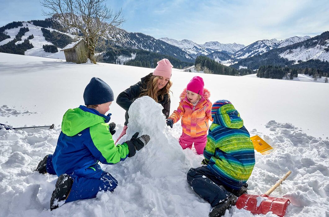 Schneemann bauen | © Urlaub am Bauernhof - TVB Tannheimer Tal/ Achim Meurer