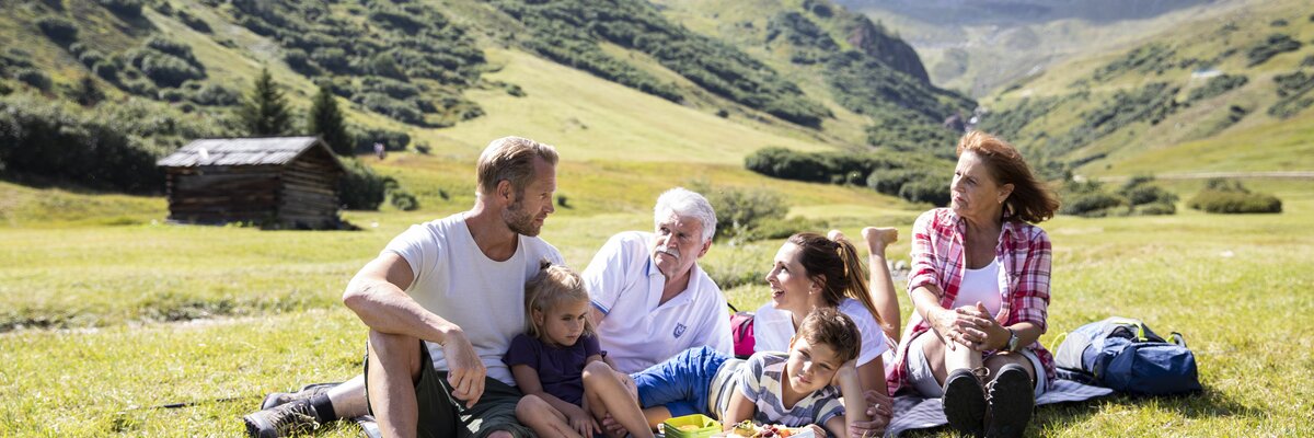 Familien-Picknick am Bach | © Serfaus-Fiss-Ladis Marketing GmbH/Daniel Zangerl