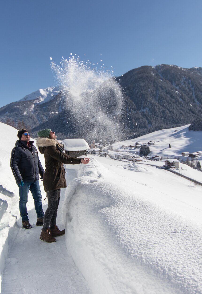 Winterwandern Künstlerweg Oswald Kollreider Wiesenweg | © TVB Osttirol/ Christina Klammer