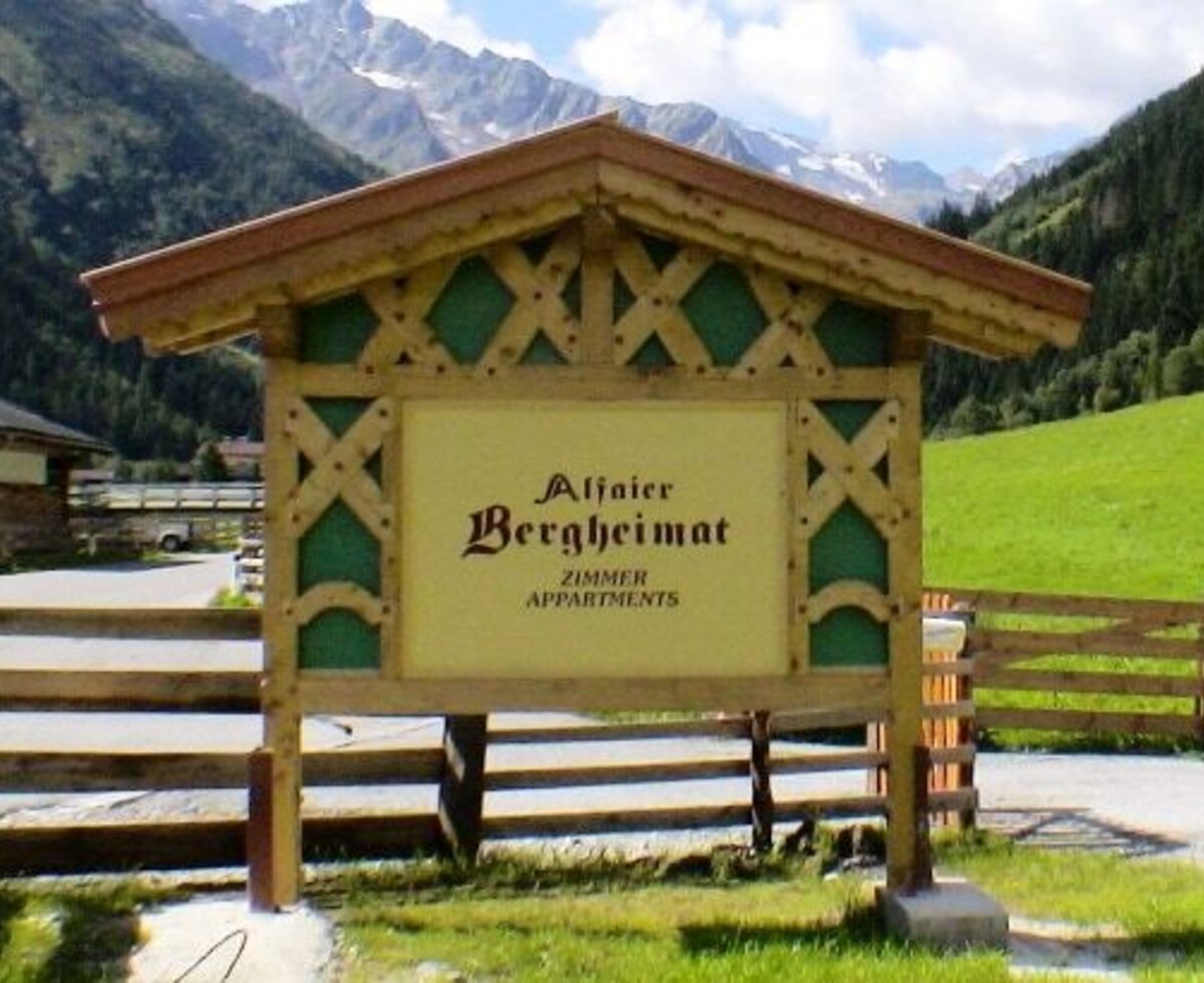 L'insegna dell'Alfaier Bergheimat accoglie calorosamente gli ospiti nelle nostre camere e appartamenti.