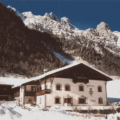 Incanto invernale intorno all'Alfaierhof con un'atmosfera accogliente e panorama montano tirolese.
