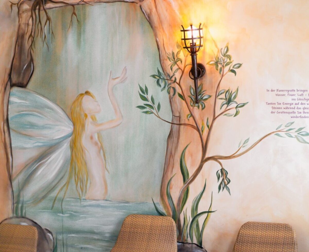 Affresco di un'elfa nella 'Grotta di Kuner' nell'area benessere.