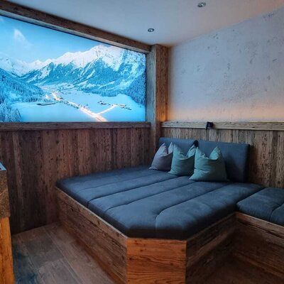 Il panorama montano illuminato nella stanza dei sensi crea un'atmosfera speciale di calma e relax.