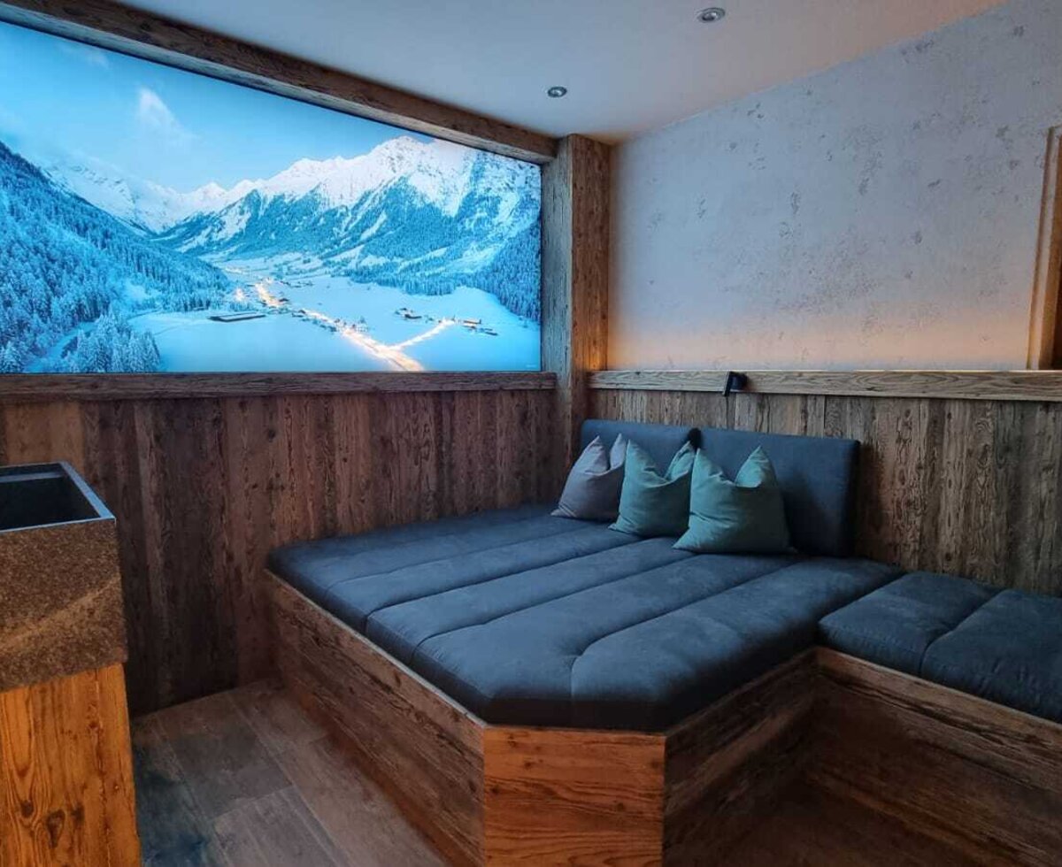 Il panorama montano illuminato nella stanza dei sensi crea un'atmosfera speciale di calma e relax.