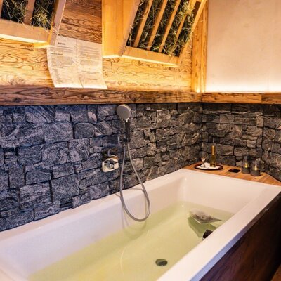 Il nostro esclusivo bagno al fieno di montagna invita a rilassarsi e sentirsi bene con fieno di montagna del nostro prato alpino.