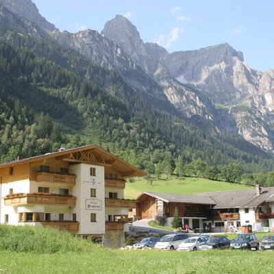 Vista esterna di Alfaierhof e Bergheimat in una soleggiata giornata estiva nella Gschnitztal.