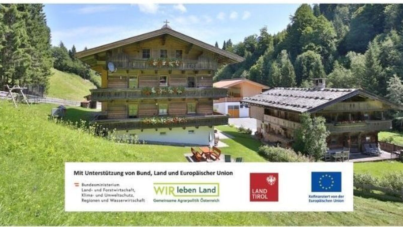 L'accogliente agriturismo circondato da verdi prati di montagna, caratterizzato da tradizionali balconi in legno e un curato giardino.