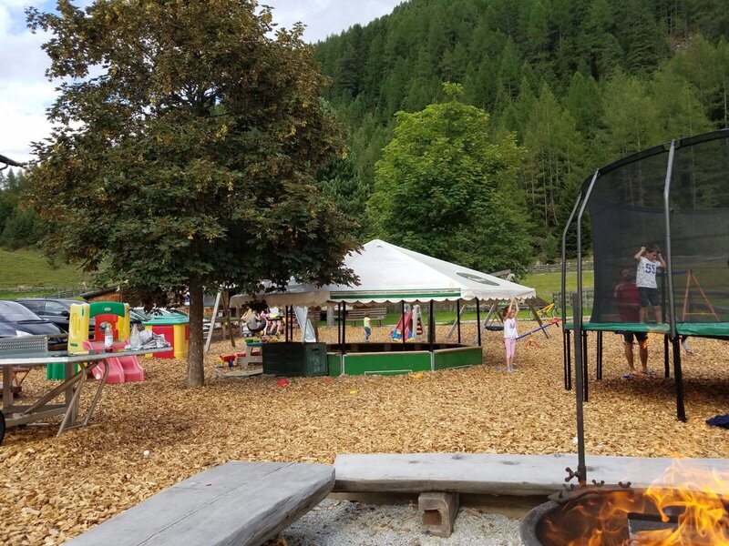 Parco giochi con trampolini, sabbiera e molto altro.