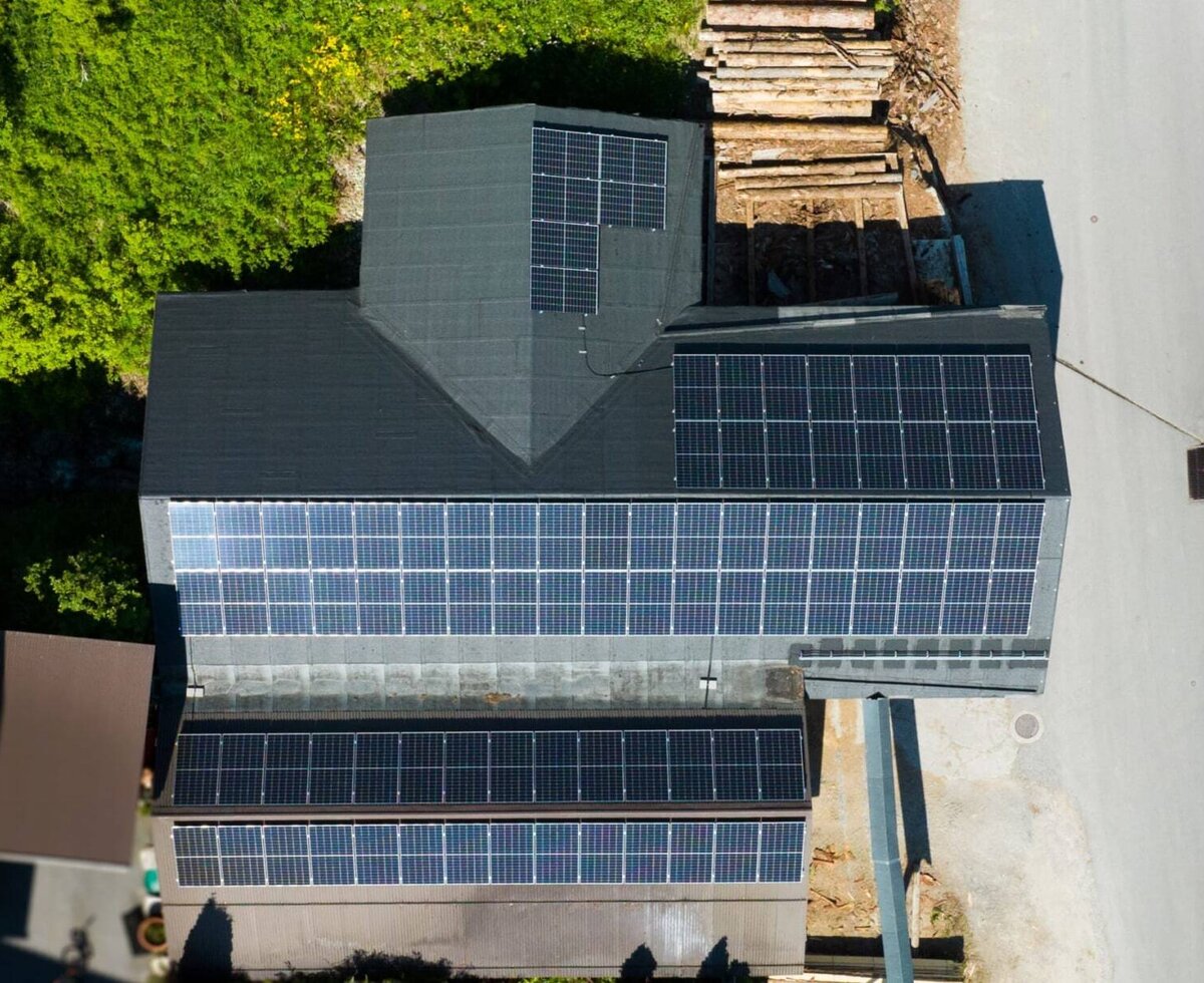 Vista dall'alto del tetto del Bauernhof, dotato di moderni pannelli solari per un'energia ecologica.