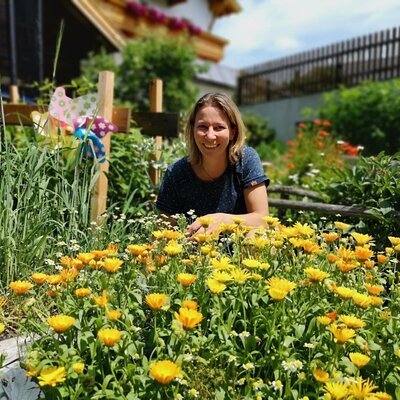 Il colorato giardino del agriturismo con vivaci calendule in fiore.