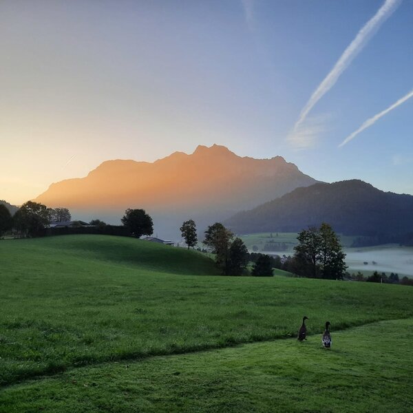 Splendida vista dagli appartamenti sulle montagne circostanti illuminate dalla calda luce dell'alba.