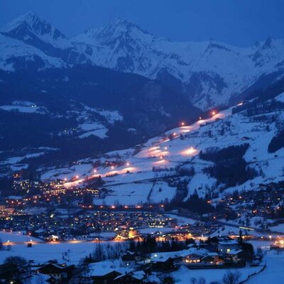 Vista su Matrei con la pista illuminata