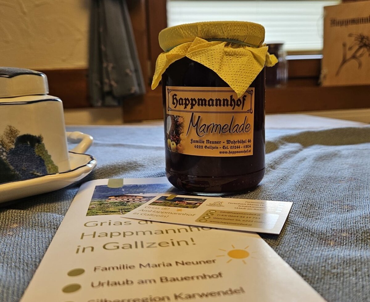 Un barattolo di marmellata fatta in casa dell'Happmannhof come accogliente benvenuto sul tavolo della colazione del bed and breakfast.