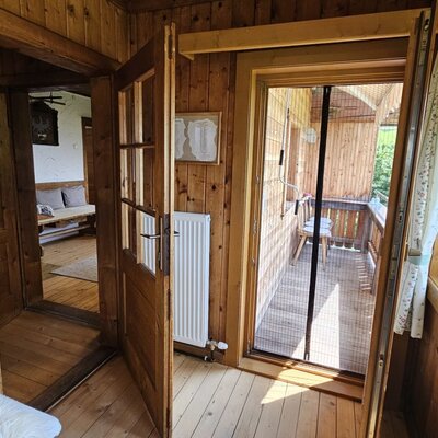 L'accogliente interno in legno con accesso diretto a un balcone soleggiato.