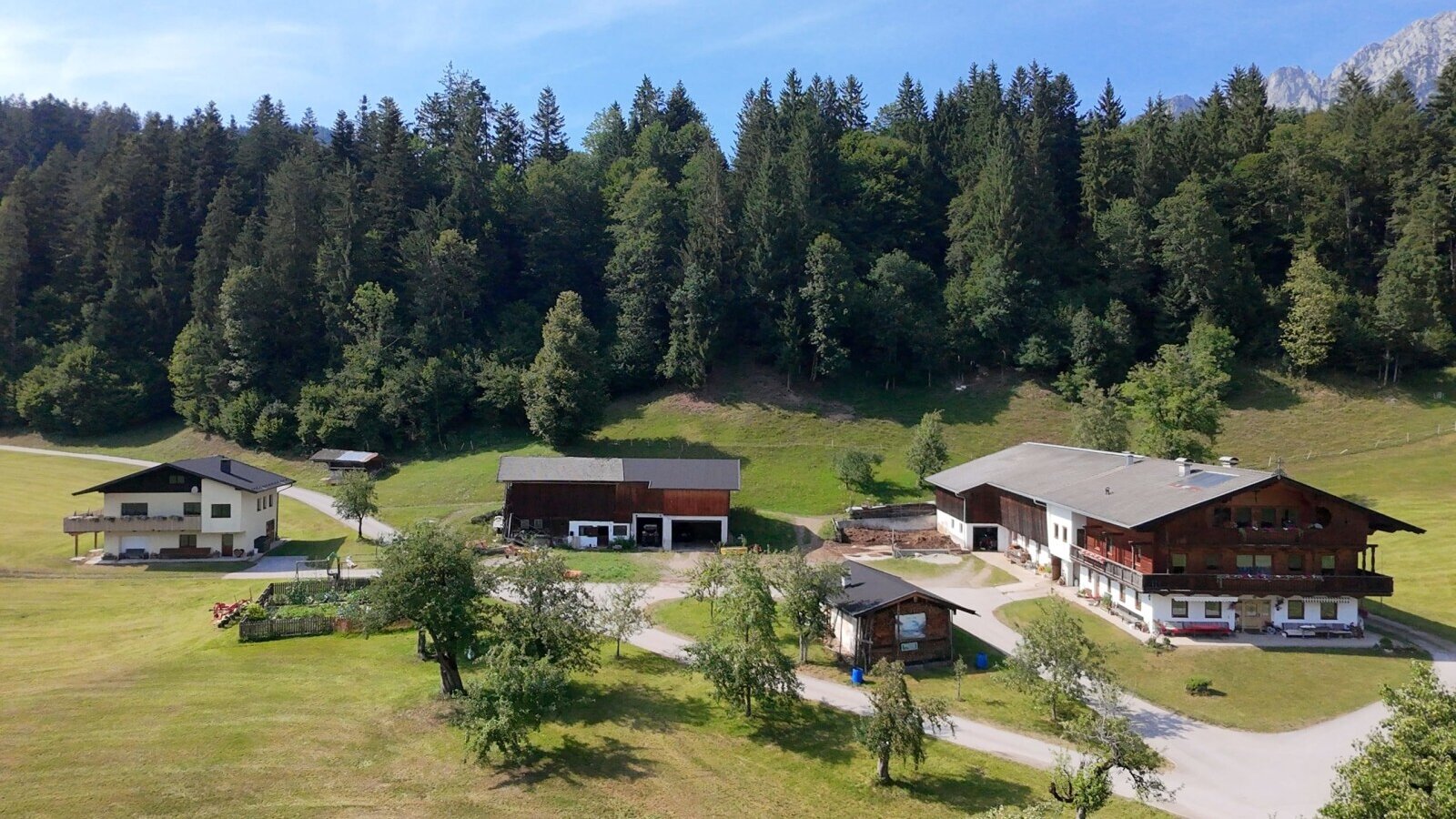 L'accogliente agriturismo, immerso in un idilliaco paesaggio di prati ai margini del bosco.