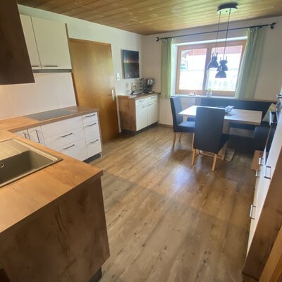 La cucina accogliente e completamente attrezzata dell'agriturismo con un'invitante zona pranzo.