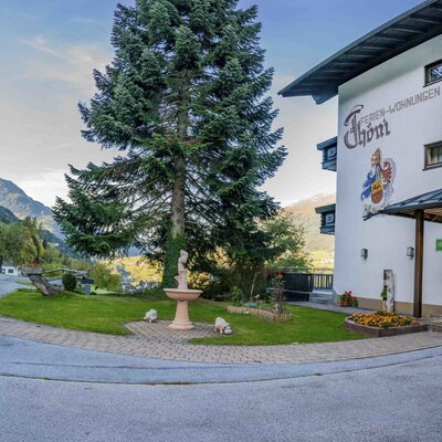 Davanti alla casa