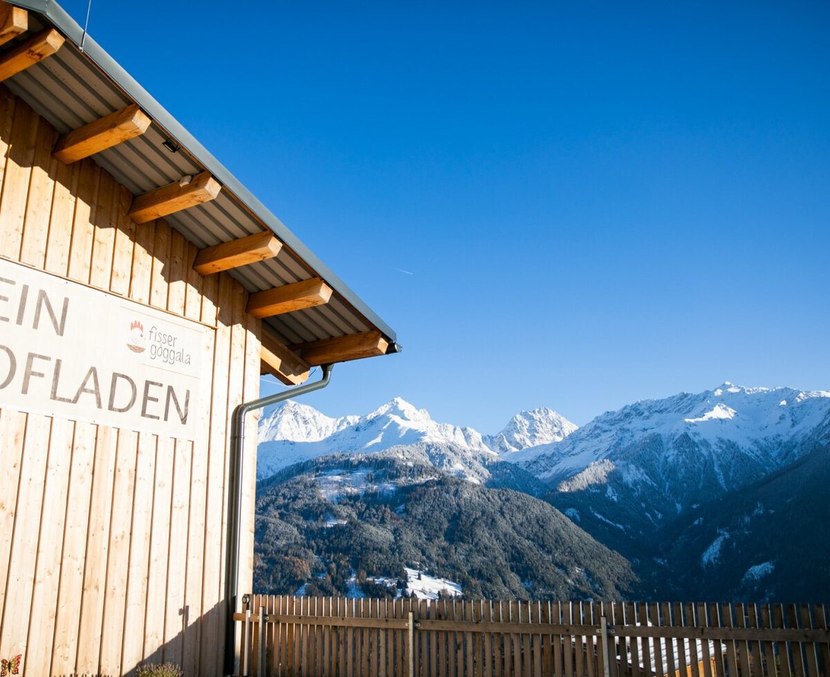 Il negozio della fattoria dell'appartamento vacanze con vista sulle montagne innevate.
