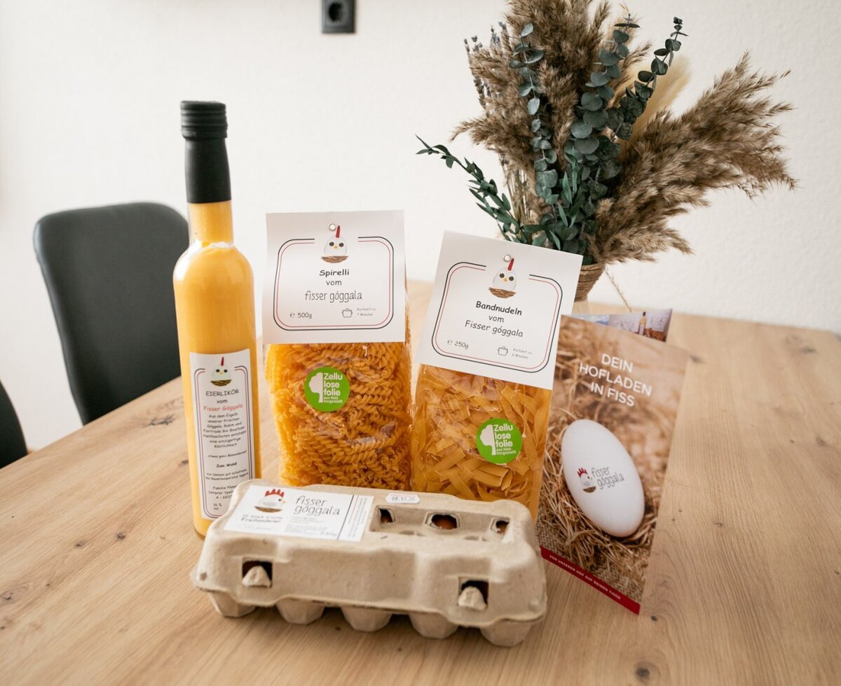 Regalo di benvenuto con prodotti locali come liquore all'uovo, pasta e uova fresche nell'appartamento.