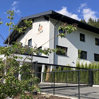 L'accogliente bed and breakfast è immerso nel verde sotto un cielo azzurro e limpido.