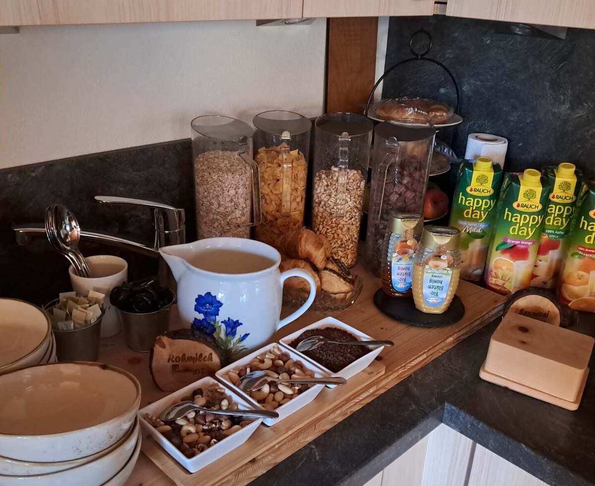 L'invitante buffet della colazione dell'agriturismo, con muesli, frutta secca, latte fresco e una selezione di succhi.