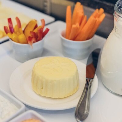 Ricca colazione a buffet con delizioso burro di fattoria proveniente da un agricoltore della valle di Stubai