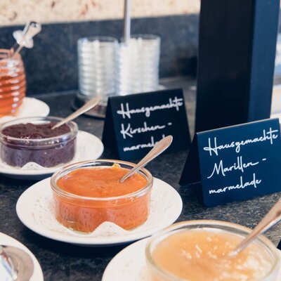 Una ricca colazione a buffet con uova Stubai e marmellate fatte in casa con frutta di produzione propria come prugne, albicocche, ciliegie o ribes.