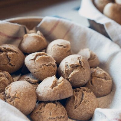 Ricca colazione a buffet con panini di farro fatti in casa di Ladestatthof