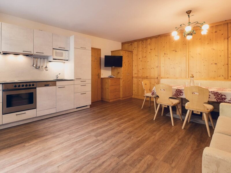 Appartamento Silberdistel: cucina completamente attrezzata con tavolo da pranzo, divano, TV a schermo piatto, macchina per caffè filtro, bollitore, forno, piano cottura in vetroceramica, microonde, lavastoviglie, frigorifero con scomparto congelatore e bal