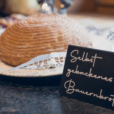Petit-déjeuner buffet copieux avec pain fermier fait maison du Ladestatthof Ricca colazione a buffet con pane casereccio fatto in casa di Ladestatthof