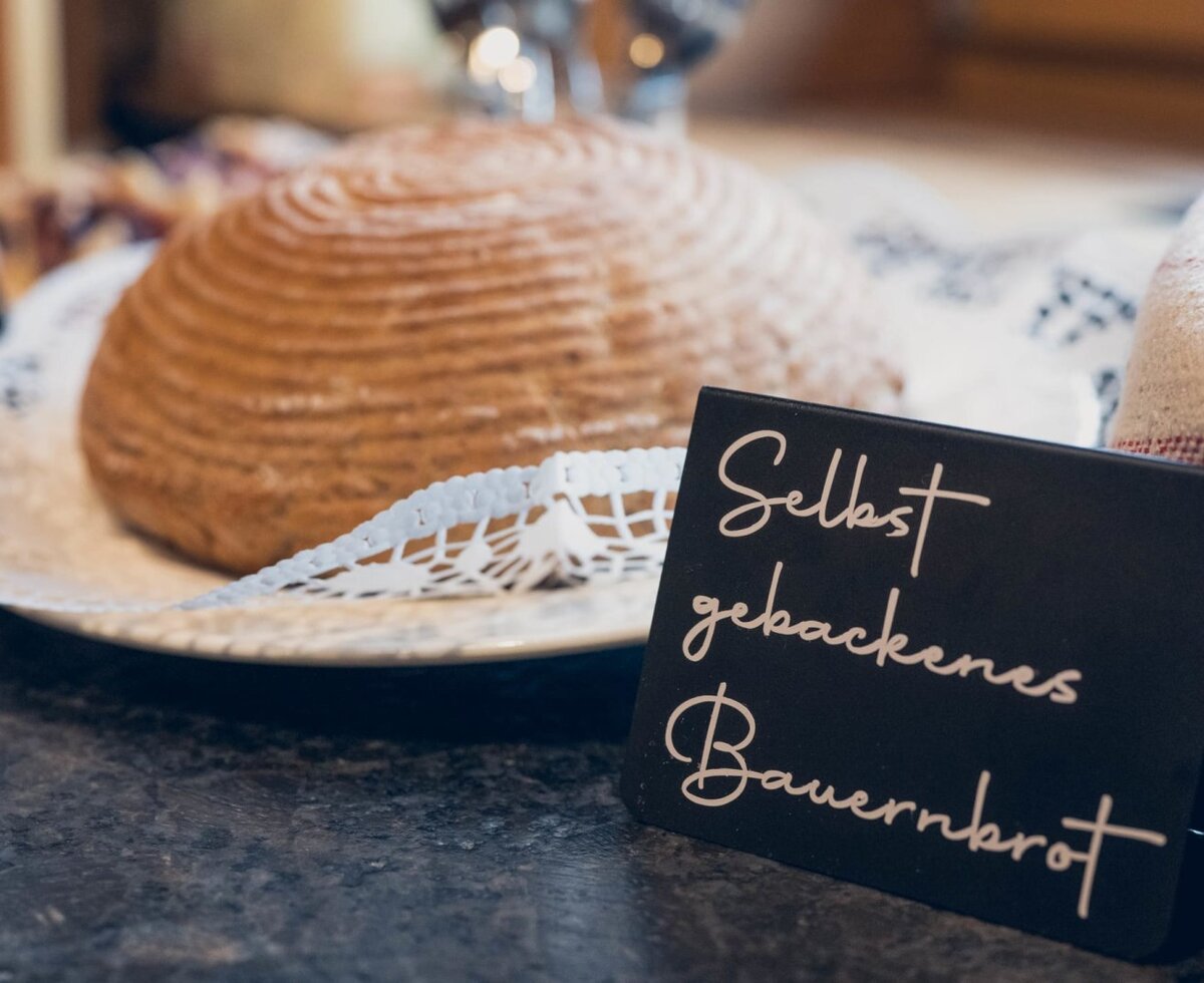 Petit-déjeuner buffet copieux avec pain fermier fait maison du Ladestatthof Ricca colazione a buffet con pane casereccio fatto in casa di Ladestatthof