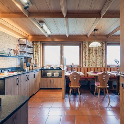 Ricca colazione a buffet con specialità regionali e prodotti freschi di fattoria al Ladestatthof
