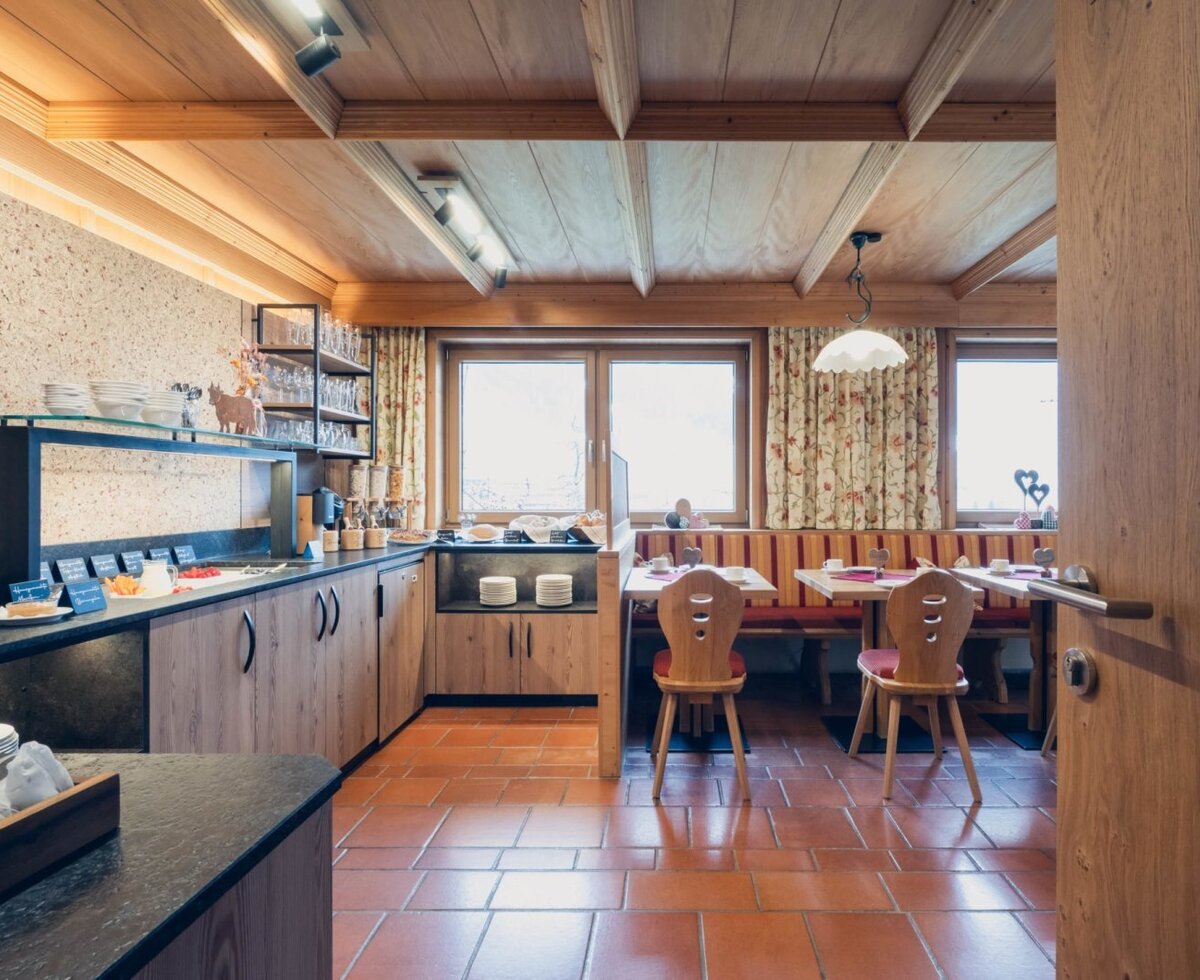 Ricca colazione a buffet con specialità regionali e prodotti freschi di fattoria al Ladestatthof