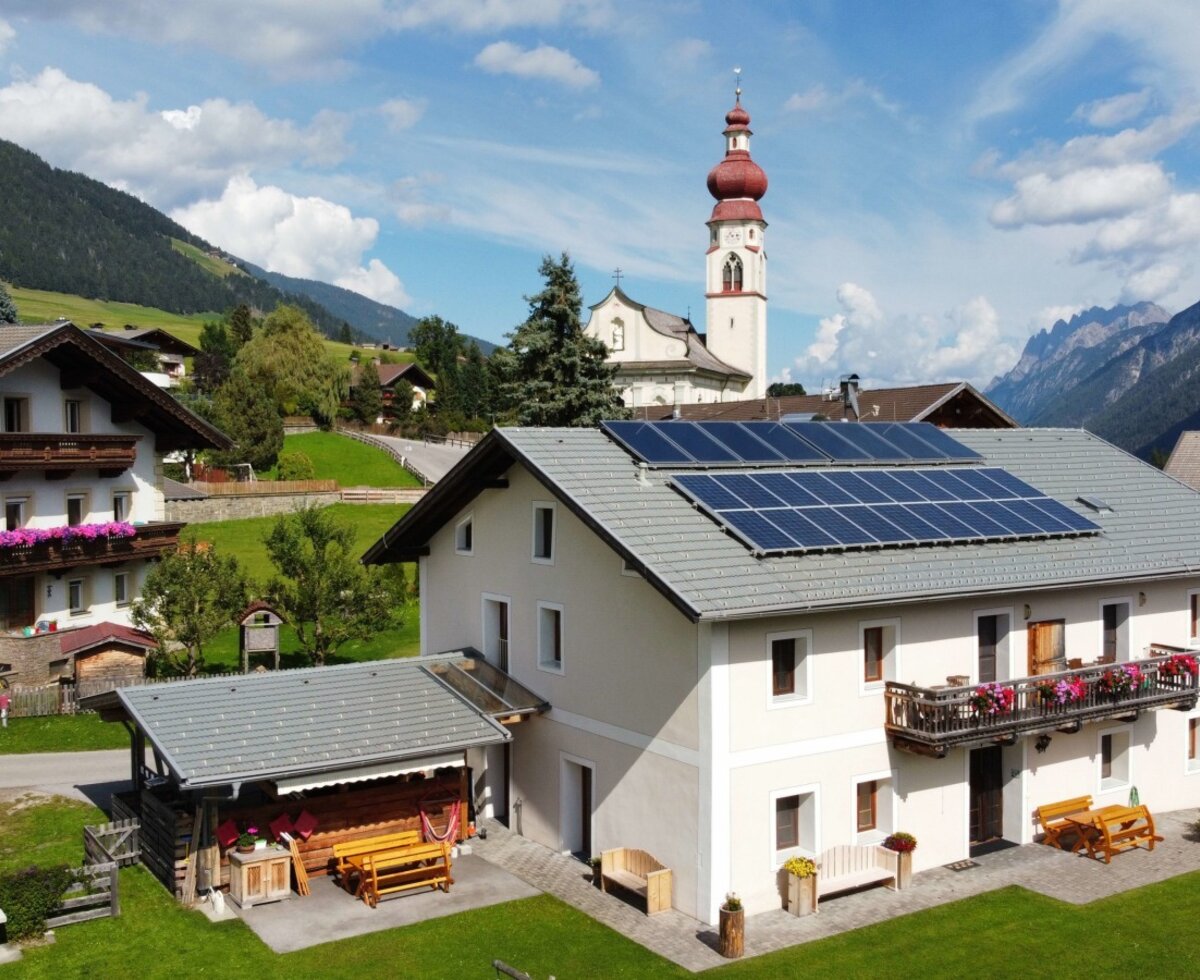 Il Marhof, amorevolmente ristrutturato, offre tre appartamenti per vacanze dove gli ospiti possono riprendersi dallo stress quotidiano e rilassarsi.