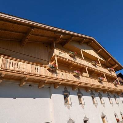 I balconi in legno del maso, decorati con fioriere.
