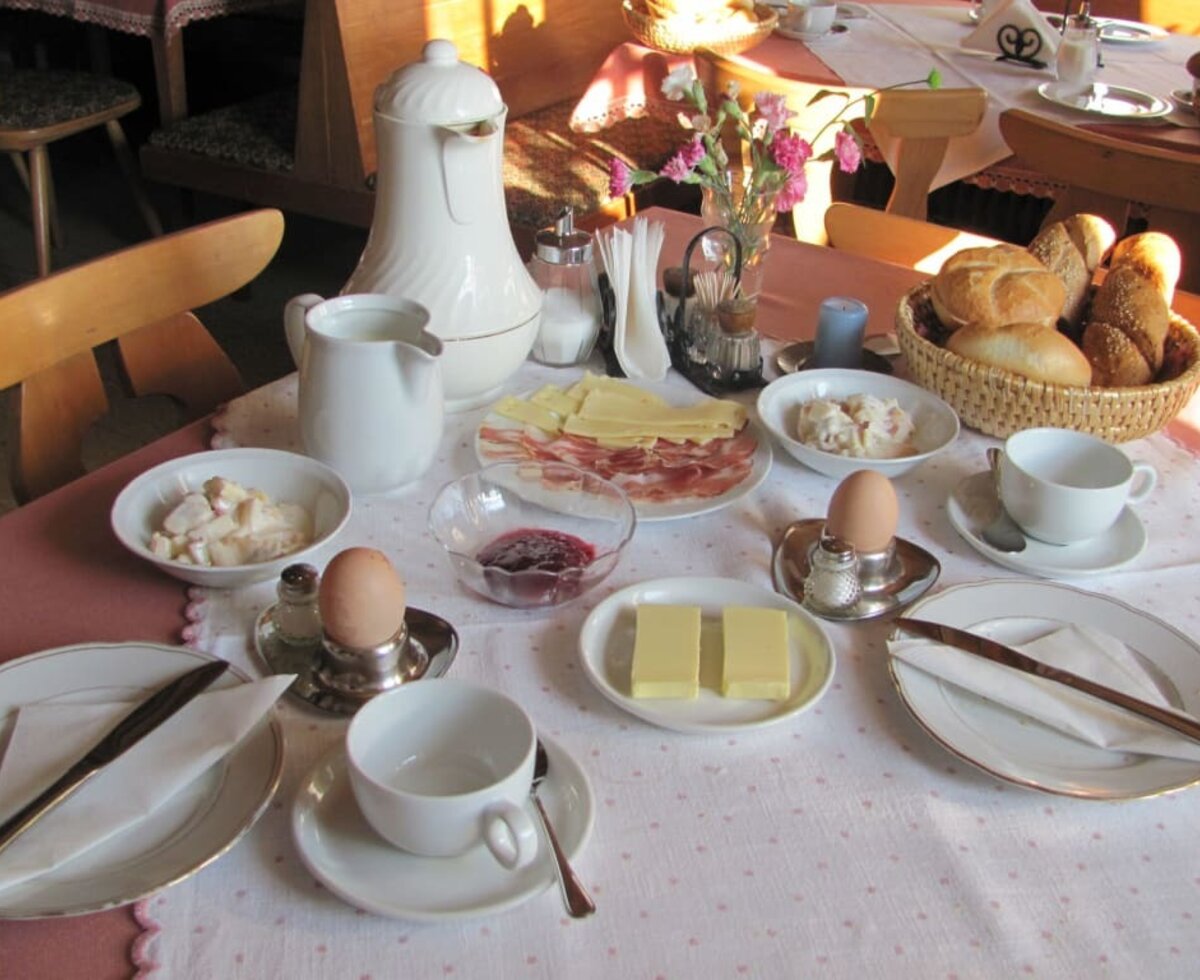 Tavola imbandita per colazione