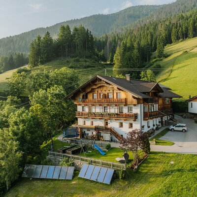 Il maso, con balconi e un parco giochi per bambini, è immerso tra verdi colline e boschi.