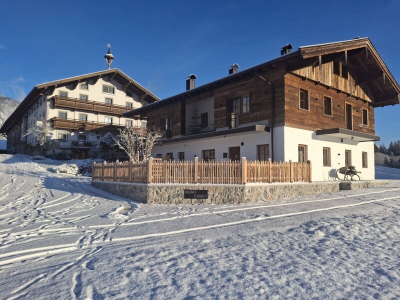 La casa e il Riedhof (casa vacanze adiacente) in inverno e nei dintorni innevati.
