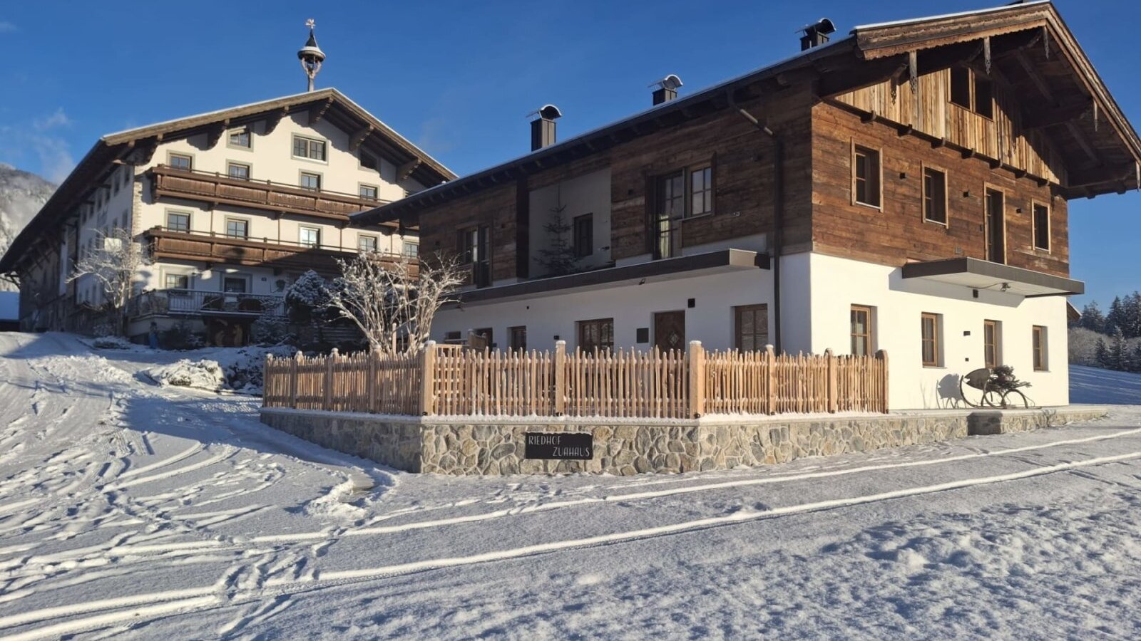 La casa e il Riedhof (casa vacanze adiacente) in inverno e nei dintorni innevati.