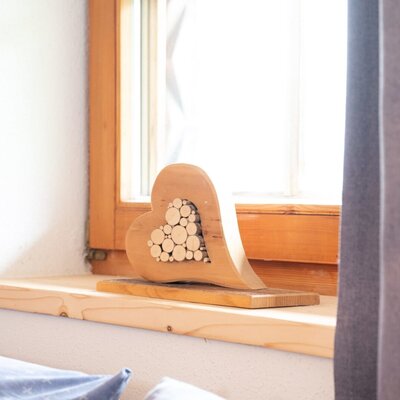 Decorazione a forma di cuore in legno sul davanzale degli Ap­par­te­ments.