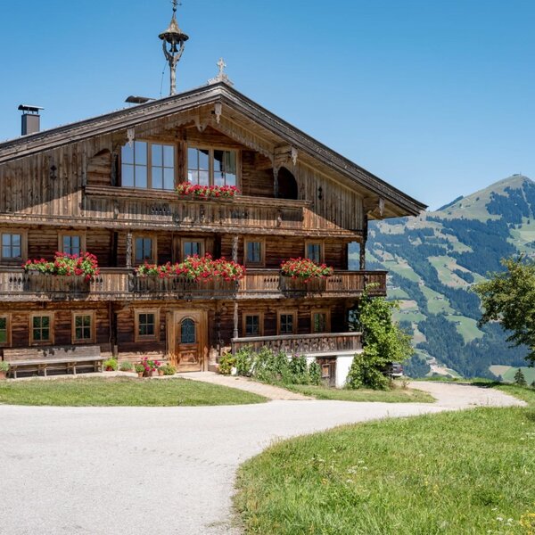 L'idilliaco agriturismo degli appartamenti con balconi fioriti sullo sfondo di un suggestivo panorama montano.