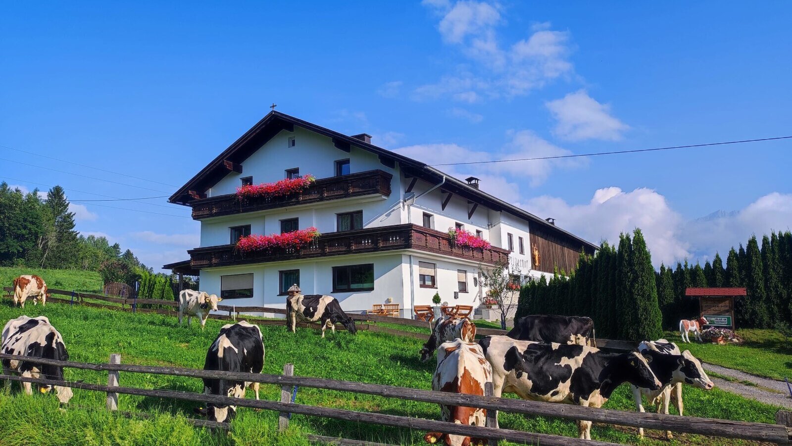 Vista esterna dello Stillerhof dal lato della strada