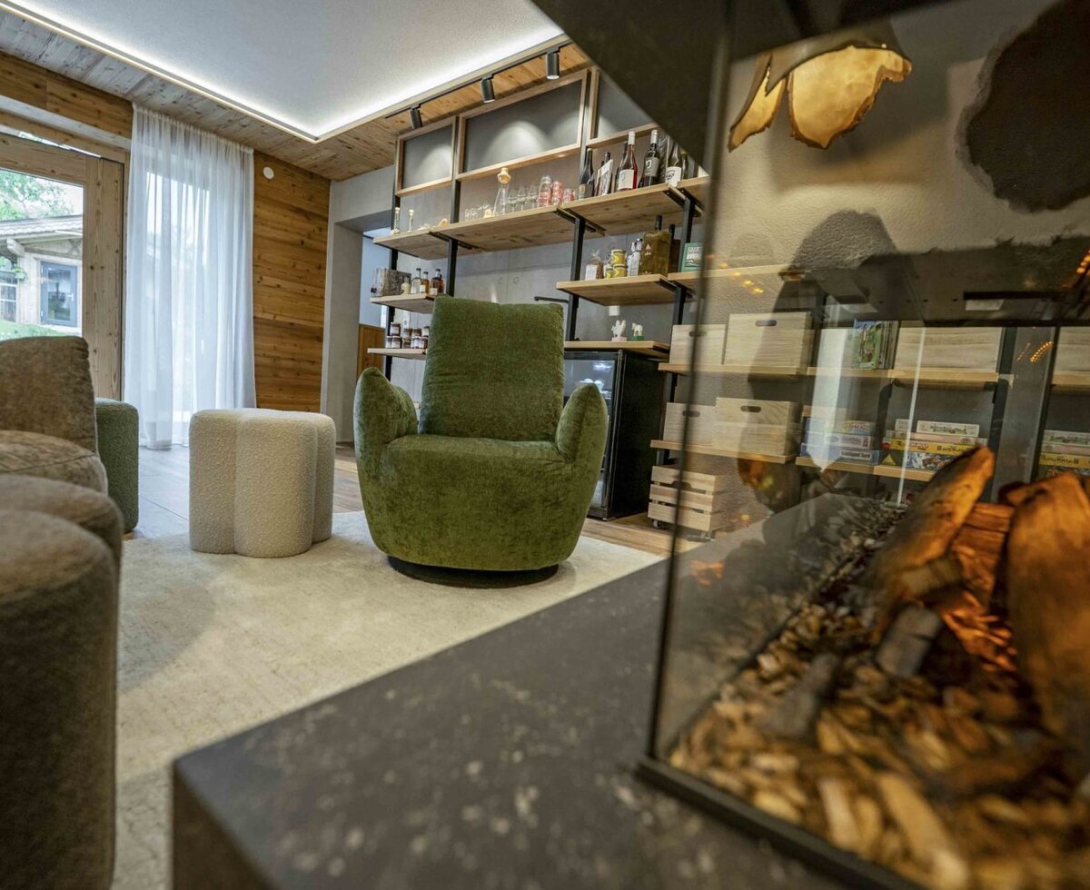 L'accogliente sala comune dell'agriturismo, con una comoda poltrona, un caminetto e un angolo giochi.