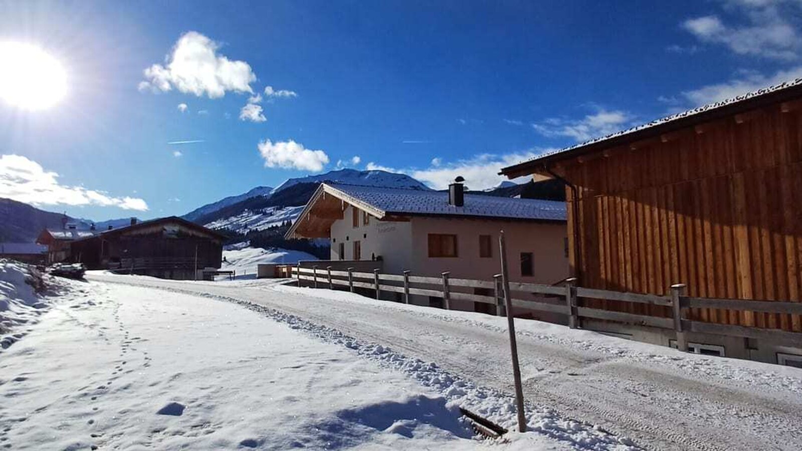 L'idilliaco agriturismo circondato da un suggestivo paesaggio invernale innevato sotto un cielo limpido.