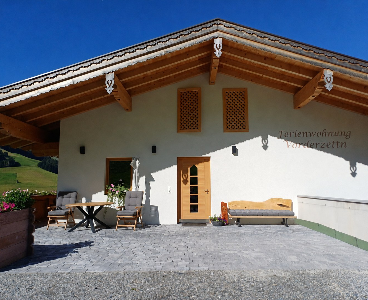 L'invitante terrazza dell'agriturismo con comode sedute protette da una graziosa tettoia in legno.