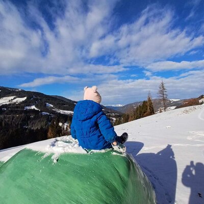 Divertimento invernale nell'agriturismo con una splendida vista sul paesaggio montano innevato.