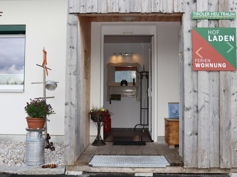 L'accogliente ingresso degli appartements, caratterizzato da un rustico rivestimento in legno e graziose decorazioni.